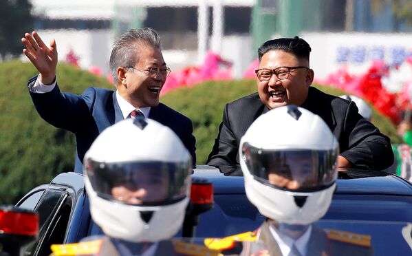 مون جه این، رئیس جمهور کوریای جنوبی با کیم جونگ اون، رهبر کوریای شمالی - پیونگ یانگ، کوریای جنوبی - اسپوتنیک افغانستان  
