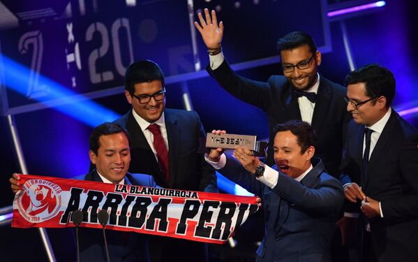 جایزه بهترین هوادار تیم فوتبال پرو در مراسم اعطای بهترین جایزه فوتبال فیفا. - اسپوتنیک افغانستان  