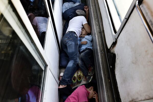 مهاجرین سوریه در حالت خواب صحن ریل که به طرف مقدونیا در حرکت است - اسپوتنیک افغانستان  