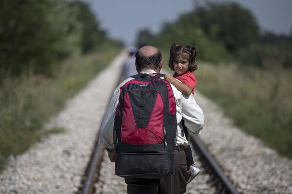 مهاجر با کودک در سرحد هنگری و صربستان - اسپوتنیک افغانستان  