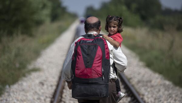 Мигрант с ребенком на границе Венгрии и Сербии - اسپوتنیک افغانستان  