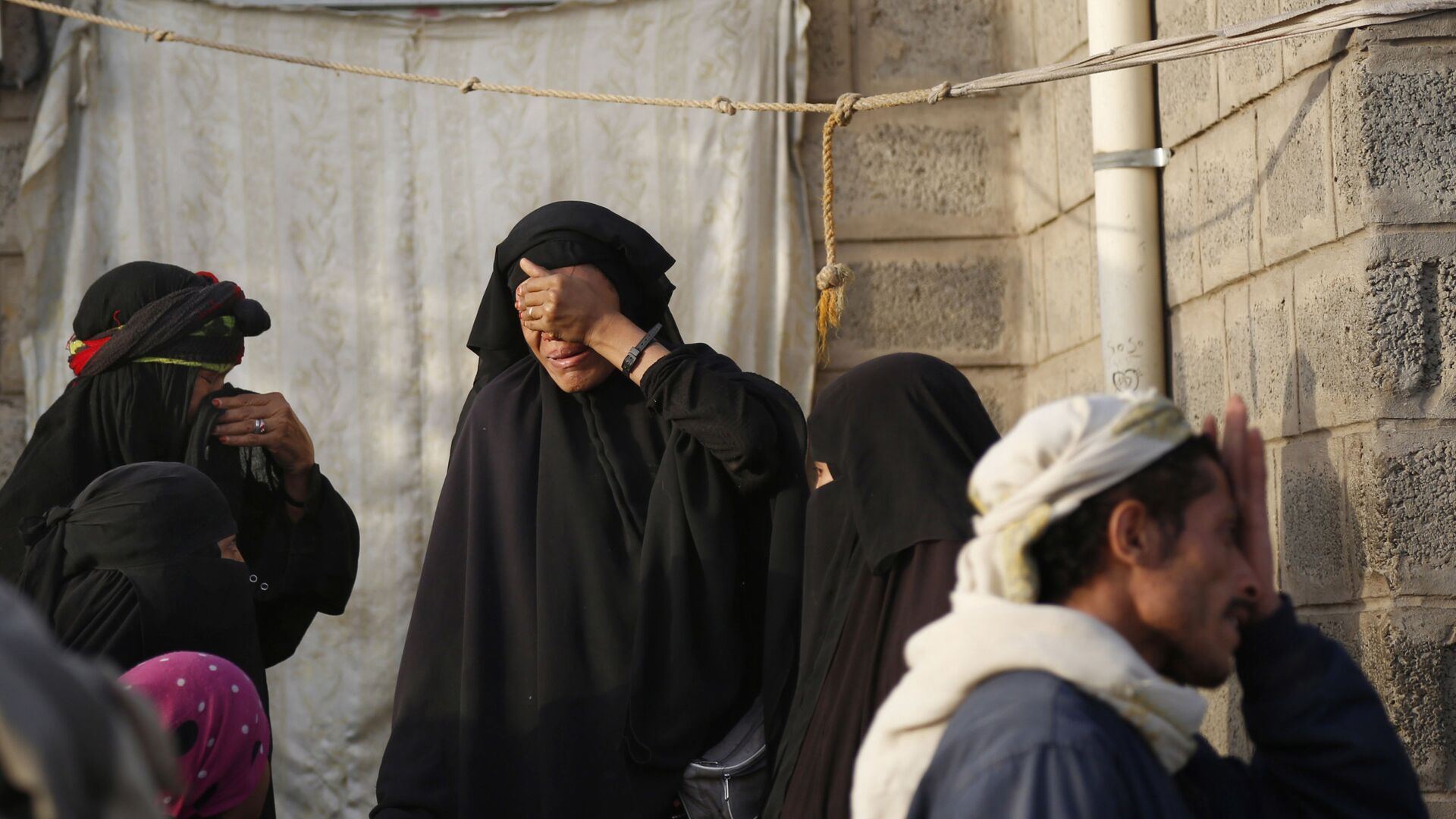 Родственники скорбят о погибших родных в Йемене - اسپوتنیک افغانستان  , 1920, 08.09.2022