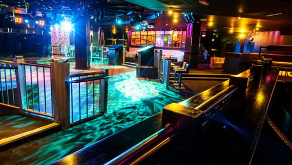 مسمومیت 40 نفر در اثر پخش ماده ناشناس در باشگاه شبانه در انگلیس - اسپوتنیک افغانستان  