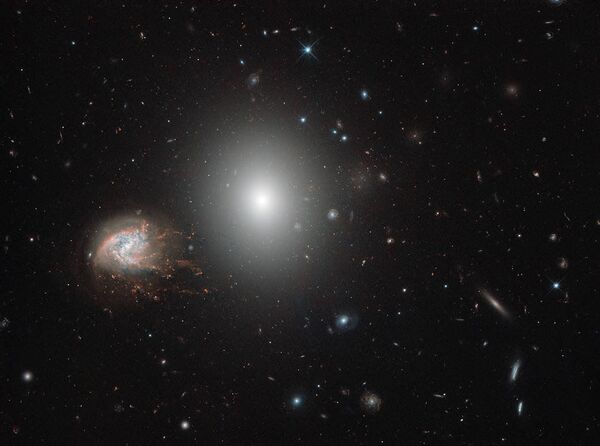 کهکشان اسپیرال NGC 4858 - اسپوتنیک افغانستان  
