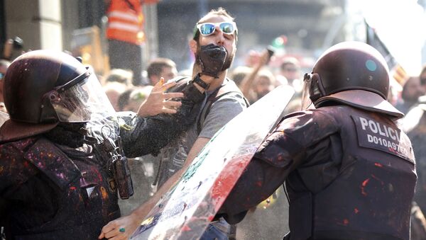 درگیری معترضین با پولیس در بارسلونا - اسپوتنیک افغانستان  