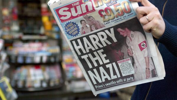 Принц Гарри в военной форме времени нацистской Германии на первой странице британской газеты Sun  - اسپوتنیک افغانستان  