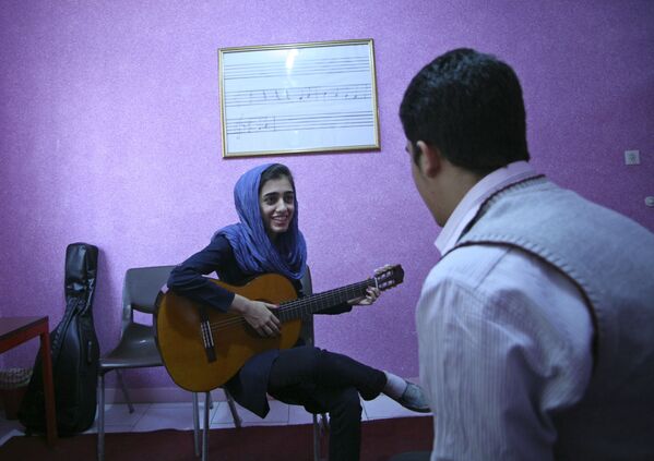 دختر ایرانی در کلاس موسیقی - اسپوتنیک افغانستان  