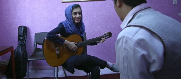 افزایش علاقه‌مندی دختران بلخ به فراگیری موسیقی  - اسپوتنیک افغانستان  