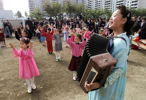 کودکان کوریای شمالی در حال رقصیدن و آواز خواندن با معلم شان - اسپوتنیک افغانستان  