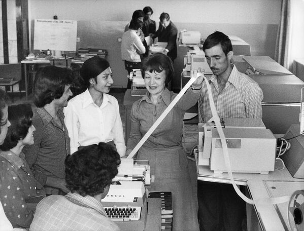 دانش آموزان افغان در مرکز کامپیوتر در انستیتوت پولیتخنیک - اسپوتنیک افغانستان  