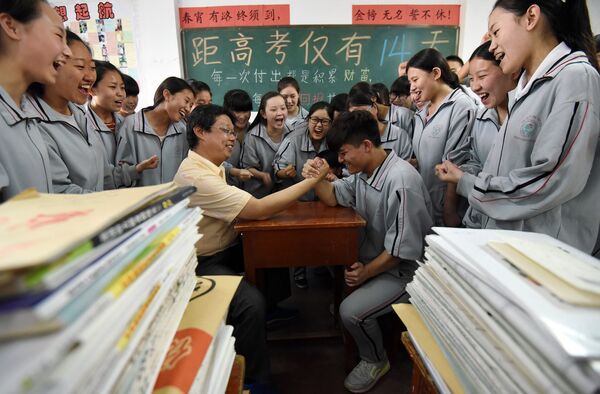 معلم چینی هنگام ساعتتیری با دانش آموزان در کلاس درس - اسپوتنیک افغانستان  