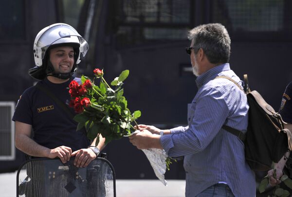 معلم معترض در یونان به پلیس گل گلاب هدیه می دهد - اسپوتنیک افغانستان  