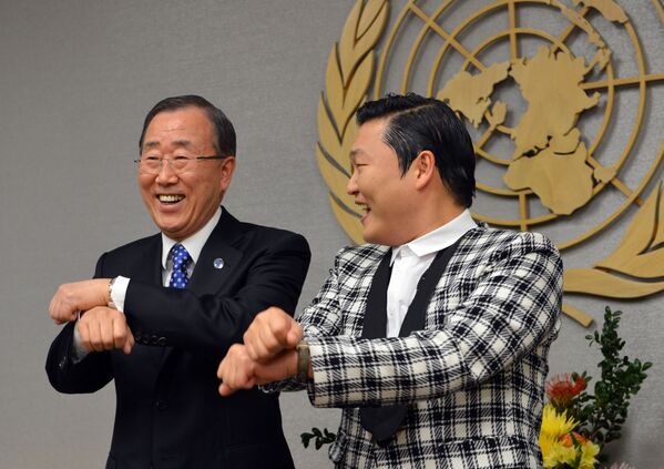بان کی مون، دبیر کل سازمان ملل متحد و PSY خواننده کوریای جنوبی - اسپوتنیک افغانستان  