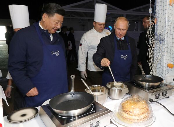 رئیس‌جمهور روسیه و رئیس‌جمهور چین در حال تهیه کردن غذا روسی - اسپوتنیک افغانستان  
