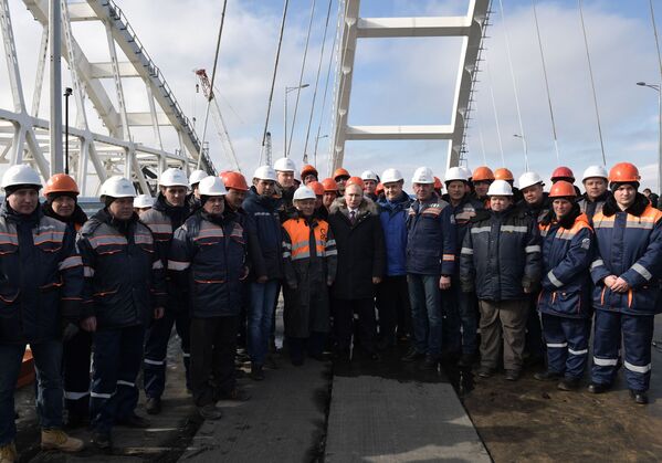 رئیس‌جمهور روسیه با شمار از کارگران که مشغول ساخت پل کریمه بودند عکس یادگاری گرفت - اسپوتنیک افغانستان  