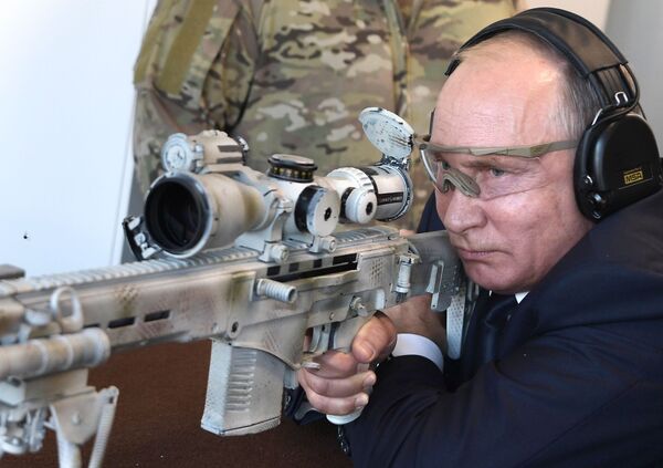 ولادیمیر پوتین، رئیس‌جمهور روسیه در حال بازدید از فابریکه سلاح سازی روسیه و بررسی از جدیدترین تک‌انداز روسی - اسپوتنیک افغانستان  