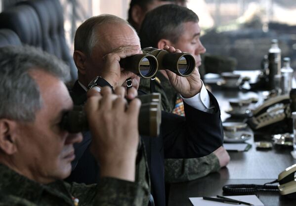 ولادیمیر پوتین‌، در حال نظارت مانورهای نظامی وستوک 2018 - اسپوتنیک افغانستان  