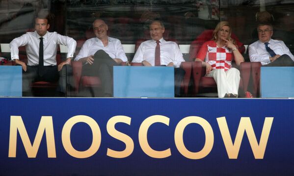 رئیس‌جمهر روسیه در حال تماشای مسابقه فینال جام جهانی 2018 روسیه با رئیس‌جمهور فرانسه و کرواسیا - اسپوتنیک افغانستان  