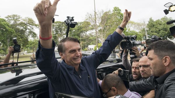 Presidential frontrunner Jair Bolsonaro, of the Social Liberal Party, flashes thumbs up to supporters after voting at a polling station in Rio de Janeiro, Brazil, Sunday, Oct. 7, 2018. - اسپوتنیک افغانستان  