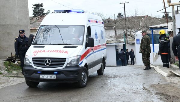 Автомобиль скорой помощи у здания наркологического диспансера в Баку, где произошел пожар - اسپوتنیک افغانستان  