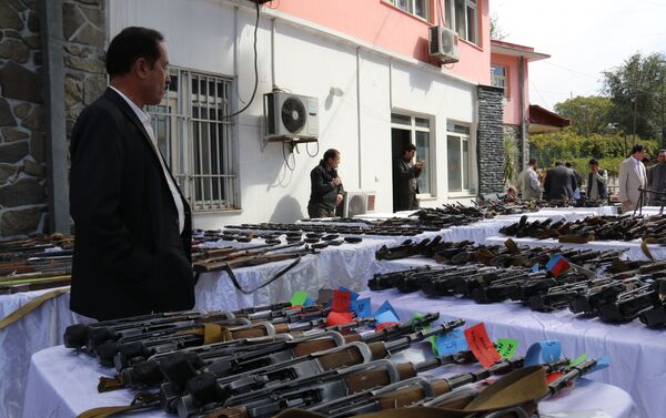 وزارت داخلهٔ افغانستان ۱۲۰۰ میل سلاح ضبط‌شده را به دایاگ سپرد - اسپوتنیک افغانستان  