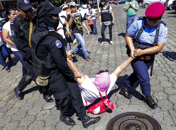 اعتراضات مردمی علیه دانیل اورتگا، رئیس جمهور نیکاراگوا – شهر ماناگوآ - اسپوتنیک افغانستان  