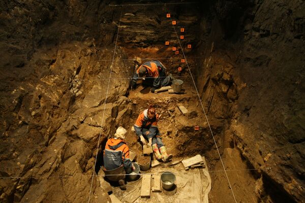 باستان شناسان در حال کار در یکی از بخش های غار دنیسوف - اسپوتنیک افغانستان  