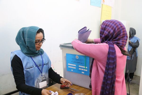 انتخابات مجلس نمایندگان در افغانستان امروز  با سه سال تاخیر برگزار شد و شهروندان کابل پای صندق‌های ری رفتند - اسپوتنیک افغانستان  