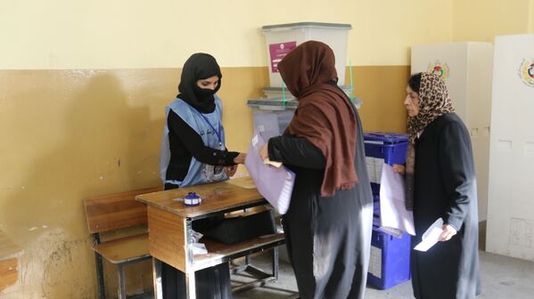 انتخابات مجلس نمایندگان در افغانستان امروز  با سه سال تاخیر برگزار شد و شهروندان کابل پای صندق‌های ری رفتند - اسپوتنیک افغانستان  