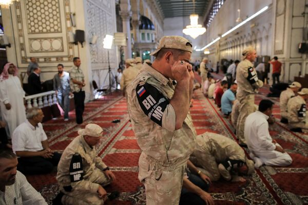 زندگی پس از جنگ در دمشق -سربازان ر وسیه در حال دعا در مسجد. - اسپوتنیک افغانستان  
