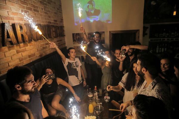 زندگی پس از جنگ در دمشق - جشن تولد در کافه ای در بخش قدیمی شهر. - اسپوتنیک افغانستان  