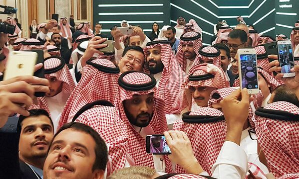 محمد بن سلمان آل سعود، ولیعهد عربستان سعودی در حال سلفی گرفتن - کنفرانس سرمایه گذاری در ریاض - اسپوتنیک افغانستان  