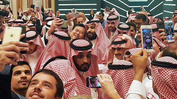 Саудовский принц Мухаммед ибн Салман Аль Сауд делает селфи на инвестиционной конференции в Эр-Рияде, Саудовская Аравия - اسپوتنیک افغانستان  
