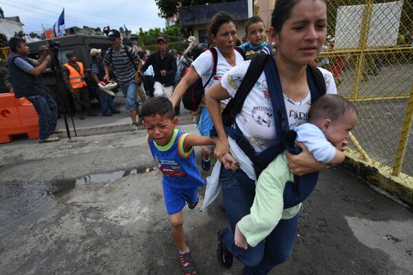 حرکت کاروان مهاجرین به طرف امریکا – سرحد بین گواتمالا و مکسیکو - اسپوتنیک افغانستان  