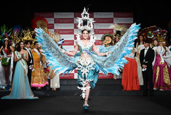 میسس تایلند در لباس ملی در کانکور زیبائی  Miss International-2014  در توکیو - اسپوتنیک افغانستان  
