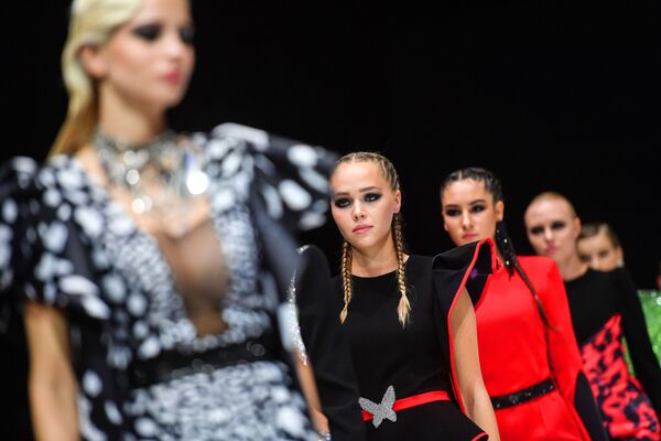 مودل ها در حال نمایش لباس - هفته مود مسکو - اسپوتنیک افغانستان  