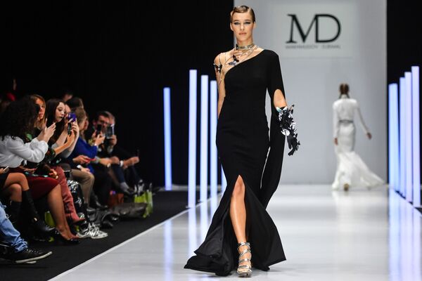 مودل در حال نمایش لباس در هفته مود مسکو - اسپوتنیک افغانستان  