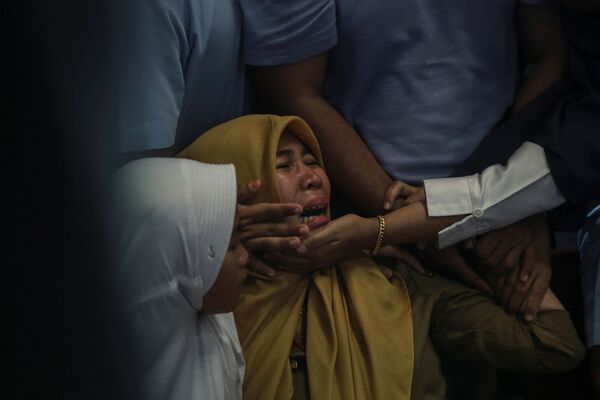 خویشاوندان مسافران هواپیمای اندونزیا که در دریا سقوط کرد. - اسپوتنیک افغانستان  