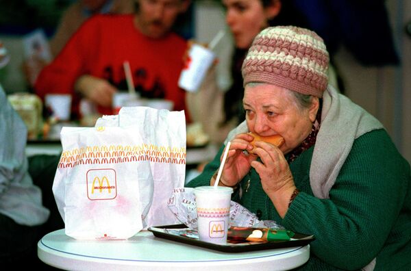 مشتری اولین رستوران مک دونالد در مسکو، 1990 - اسپوتنیک افغانستان  
