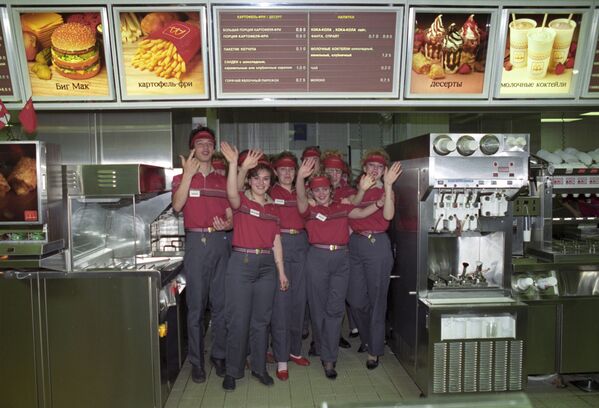 کارکنان اولین رستوران مک دونالد در مسکو 1990 - اسپوتنیک افغانستان  