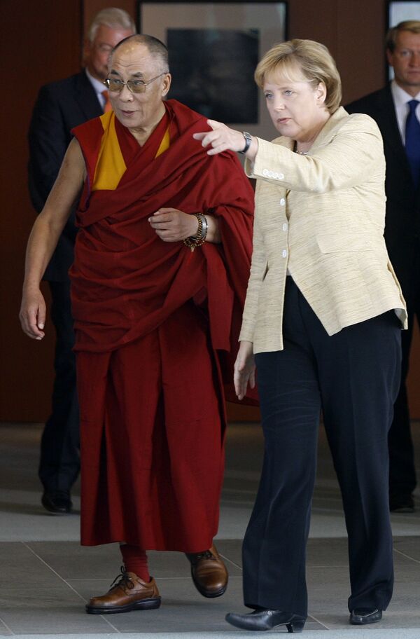 آنگلا مرکل، صدراعظم آلمان با دالایی لاما، رهبر بوداییان جهان - اسپوتنیک افغانستان  