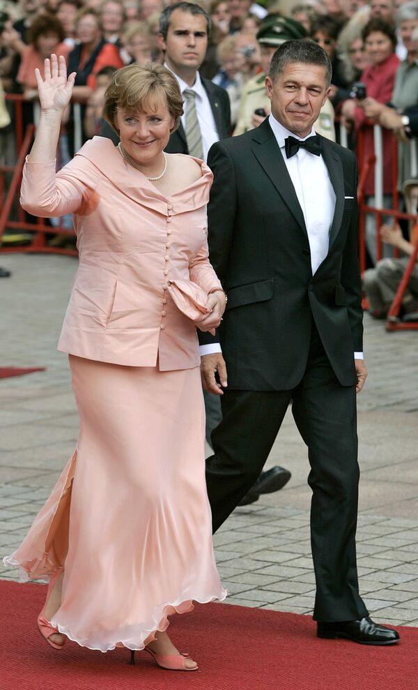آنگلا مرکل، صدراعظم آلمان با شوهرش – برلین، ۲۰۰۵ - اسپوتنیک افغانستان  