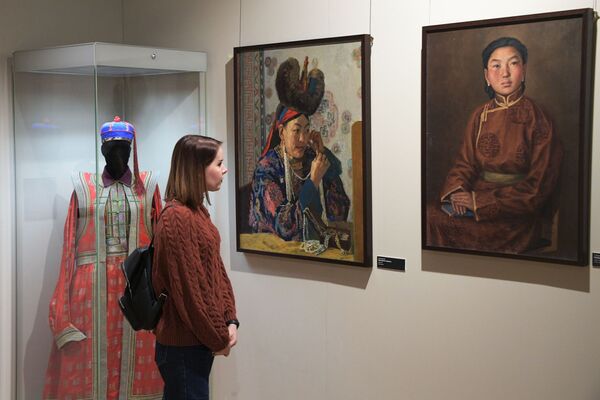 بازدید کننده نمایشگاه موزیم شرق در مسکو. - اسپوتنیک افغانستان  