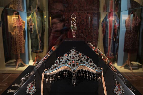 زیورات تزئینی ازبیکی در نمایشگاه شرق در مسکو. - اسپوتنیک افغانستان  