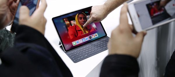 مک بوک ایر به نمایشگر رتینا مجهز شده و حاشیه نمایشگر 13.3 اینچی آن با رزولوشن ۱۶۰۰ × ۲۵۶۰ پیکسل در مقایسه با سایر مک بوک ها باریکتر است مک بوک ایر به نمایشگر رتینا مجهز شده و حاشیه نمایشگر 13.3 اینچی آن با رزولوشن ۱۶۰۰ × ۲۵۶۰ پیکسل در مقایسه با سایر مک بوک ها باریکتر است - اسپوتنیک افغانستان