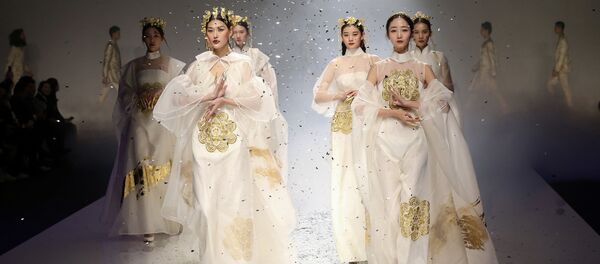 مودل ها در حال نمایش لباس - هفته مود بجینگ - اسپوتنیک افغانستان  