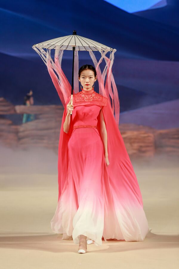 مودل در حال نمایش لباس در هفته مود بجینگ - اسپوتنیک افغانستان  