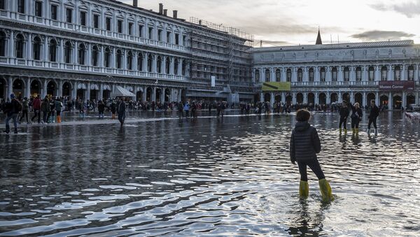 Люди на затопленной площади Святого Марка. Исторический центр Венеции на три четверти затопило по вине африканского ветра - اسپوتنیک افغانستان  