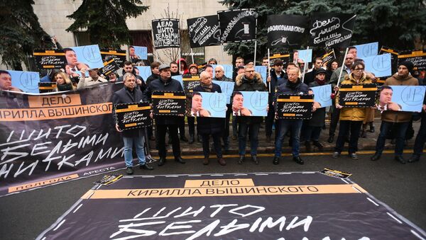 راهپیمایی همبستگی با کریل ویشینسکی در برابر سفارت اوکراین در مسکو برگزار شد + ویدیو - اسپوتنیک افغانستان  