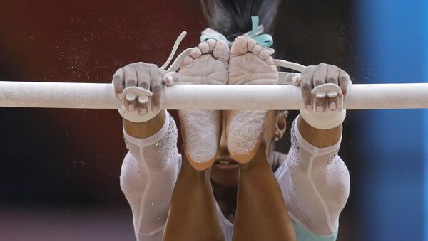 Американская гимнастка Симона Байлз в финале чемпионата мира по спортивной гимнастике в Дохе - اسپوتنیک افغانستان  